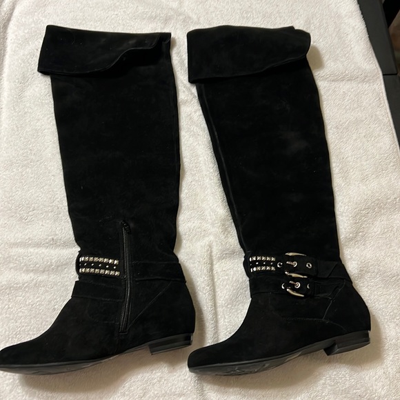 BCBG GENERATION Black Suede Knee High Boots Pull-Up, Size 5 1/2 B - Picture 1 of 5
